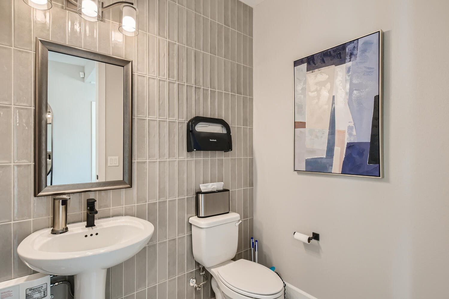 A bathroom with a toilet and a sink.