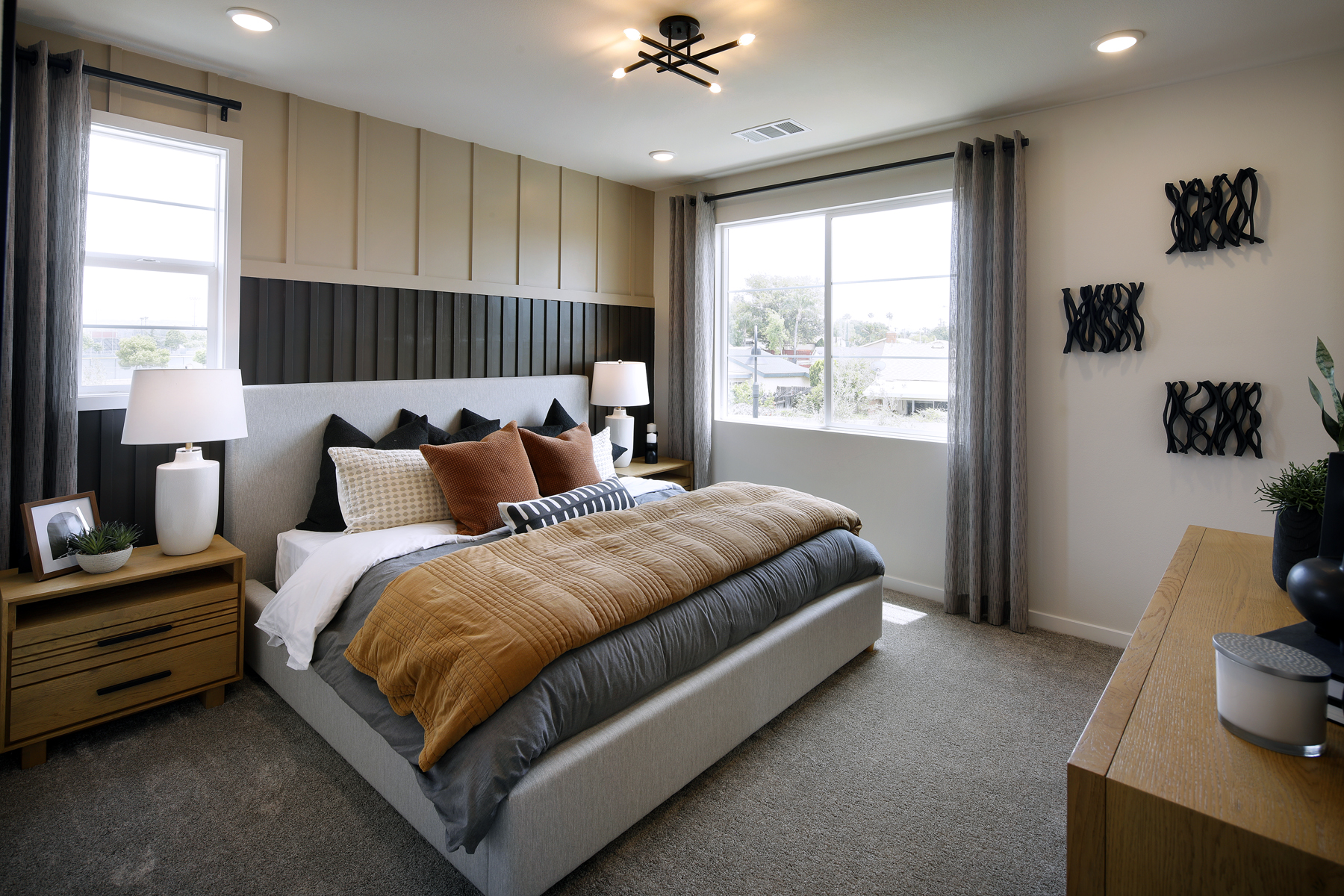 A bedroom with a bed and a desk.