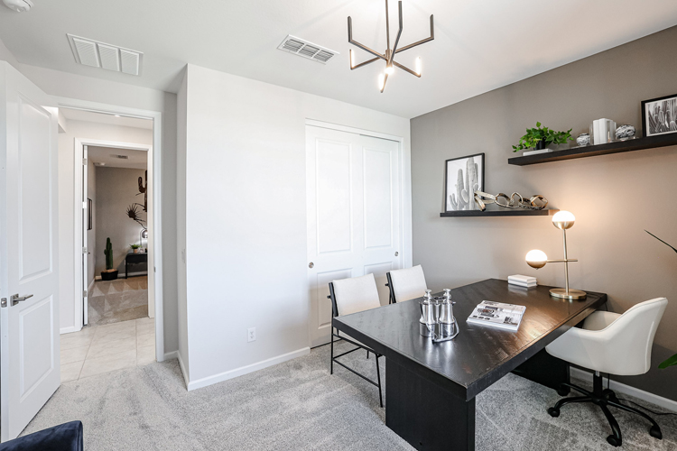 A room with a desk and chairs.