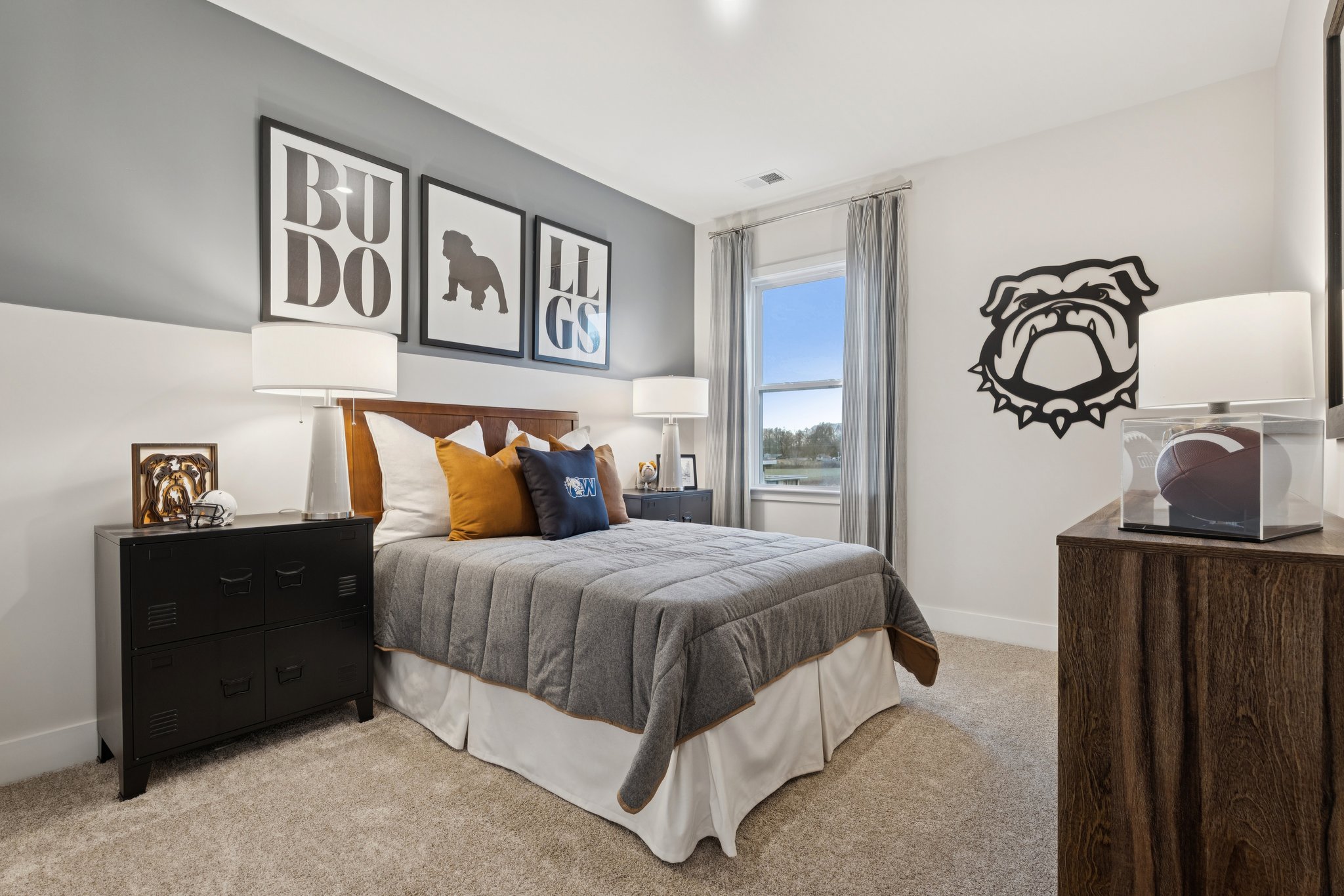 A bedroom with a bed and a desk.