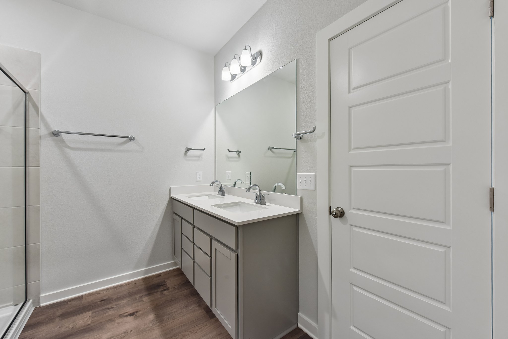 A bathroom with a sink and a mirror.
