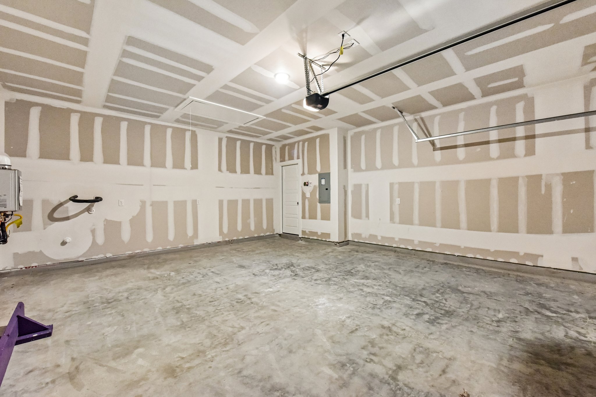 A room with a white wall and a white ceiling with a light.