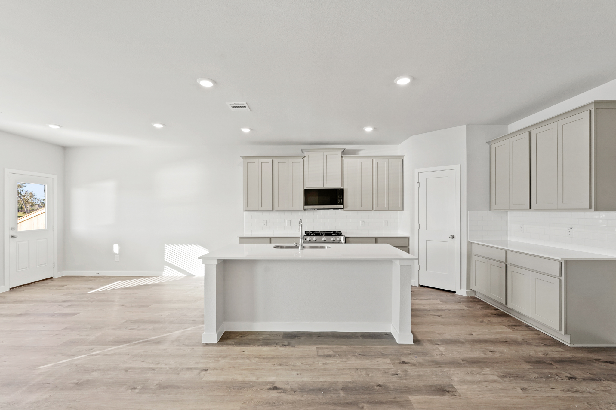 A kitchen with white cabinets.